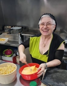 Imagen secundaria 2 - La vitrina a primera hora de la mañana luce así. Pepa Navarro, preparando tortillas de patata.