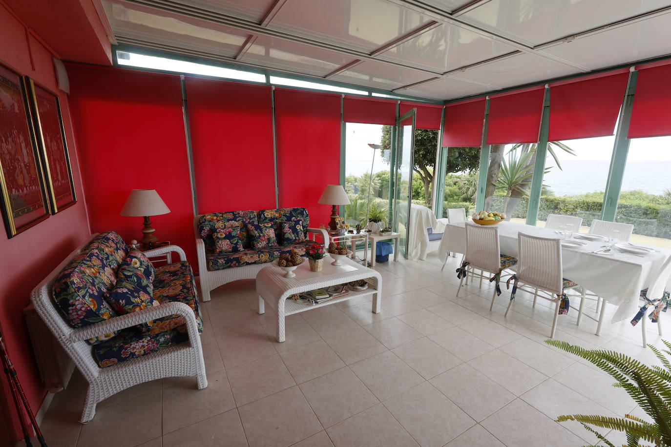 El porche de la vivienda tiene vistas al mar desde varios ángulos, una zona de descanso y una mesa para comer.