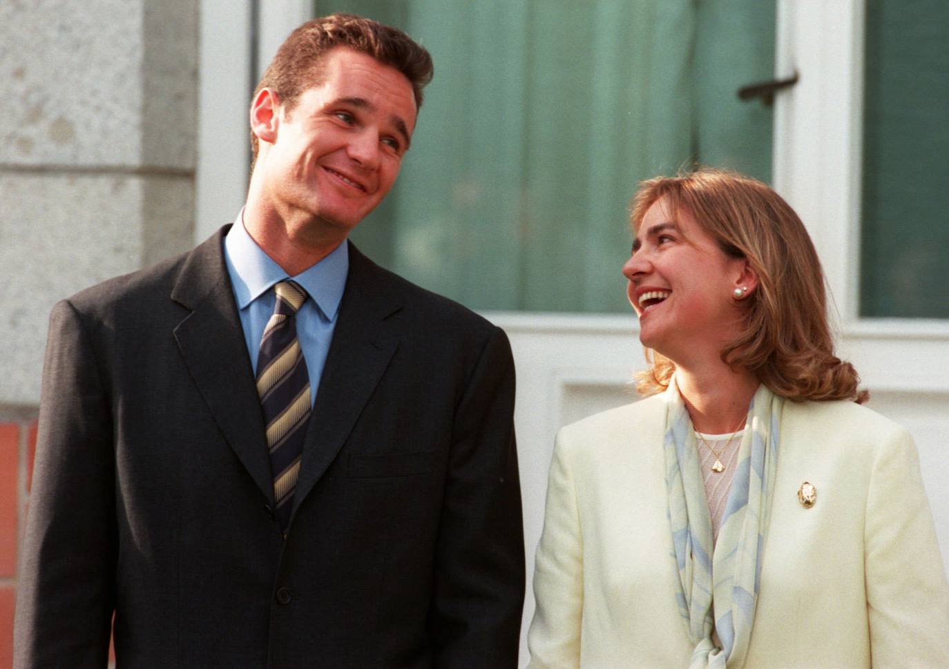 Año 1997 | La infanta Cristina de Borbón sonriendo a su prometido Iñaki Urdangarin, en el día de su petición de mano, en las puertas del Palacio de la Zarzuela. 