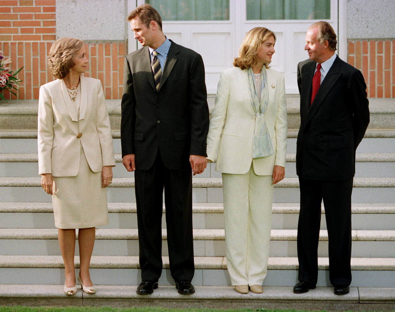 Año 1997 | La infanta Cristina de Borbón junto con su prometido Iñaki Urdangarin, posando en las escaleras de entrada del Palacio de la Zarzuela con los reyes Juan Carlos I y Sofía de Grecia. 