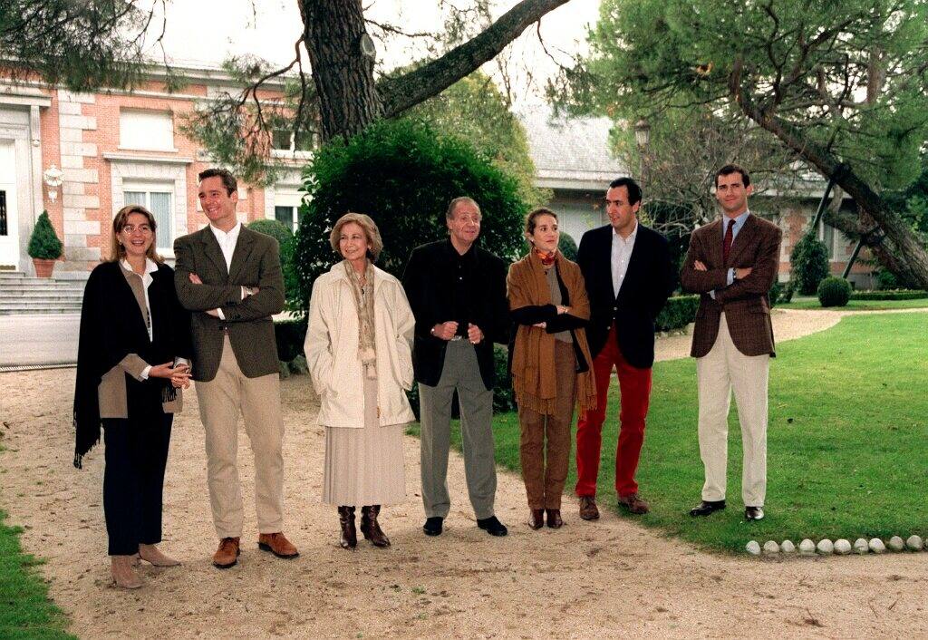 Año 1998 | La Familia Real posando con motivo del 60 cumpleaños del rey Juan Carlos.