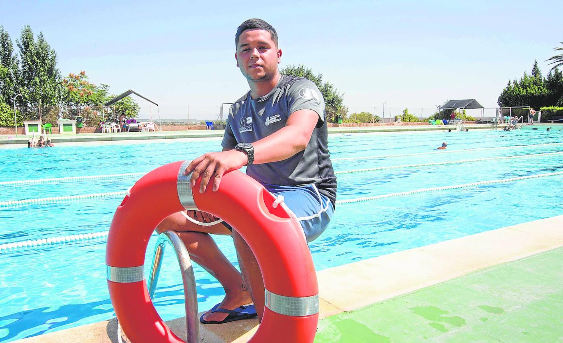 Víctor, en la piscina pública de Chiva. 