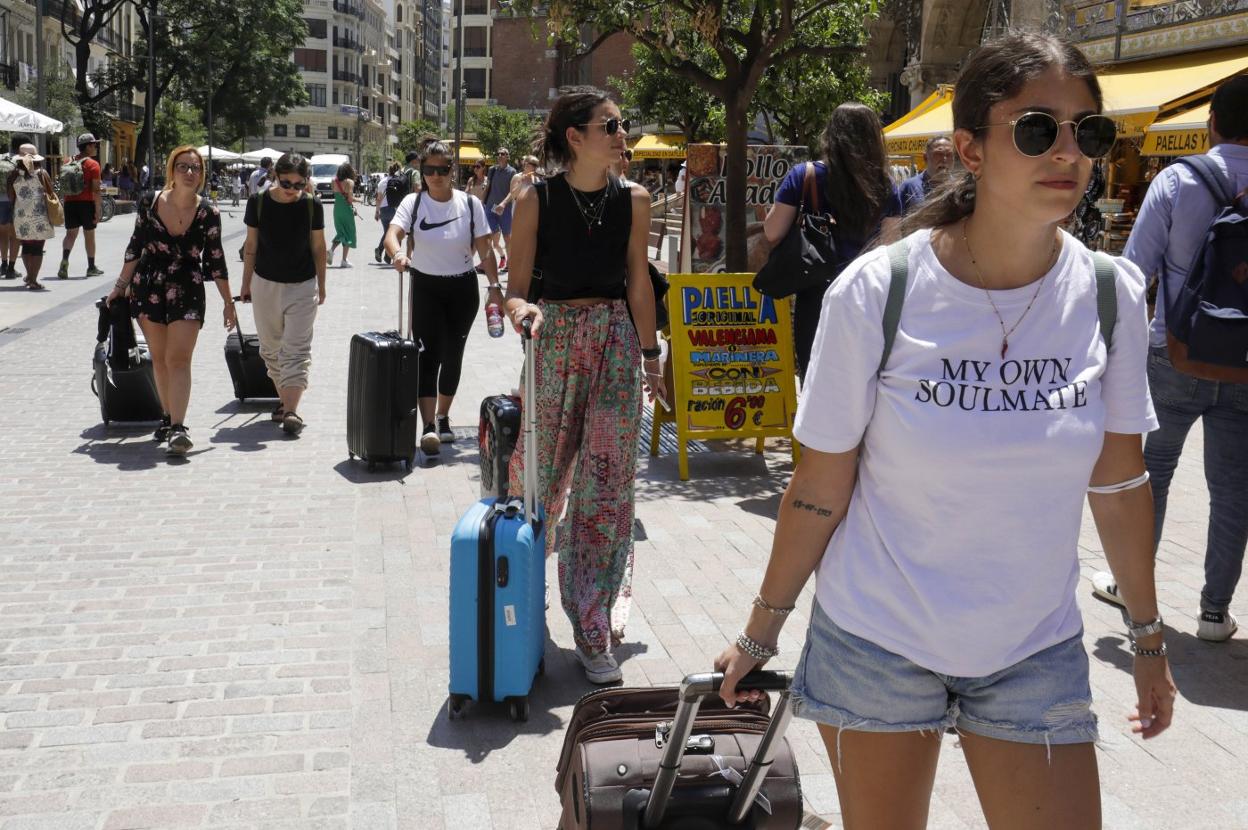 Turistas en la zona del Mercado Central. 