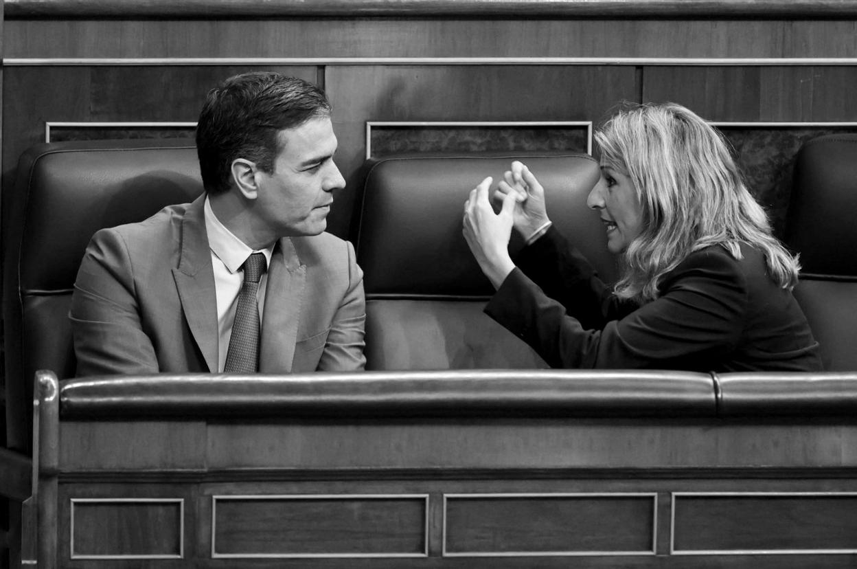 El presidente del Gobierno conversa con la vicepresidenta segunda. ep