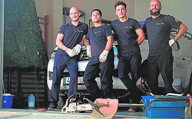 Imagen principal - 1.- Los cuatro bomberos forestales de la brigada de Zarra que pasaron junto a la bomba de la Guerra Civil. | 2.- Clara Nora Ruiz Vela, con un batefuegos en su mano, divisa una columna de humo.
