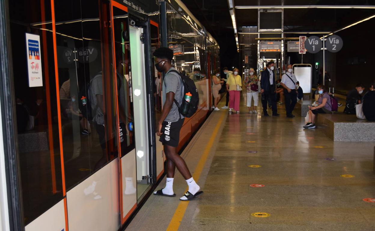 Usuarios del Tram en la estación MARQ-Castillo. 