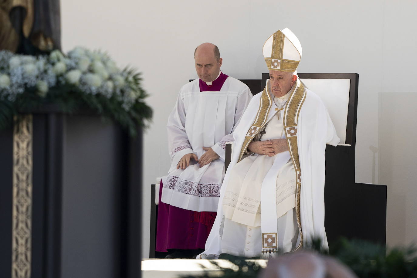Fotos: El Papa visita este domingo la tumba del último pontífice que renunció antes de Benedicto XVI