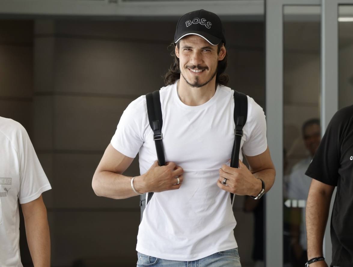 Cavani en su llegada al Aeropuerto de Manises