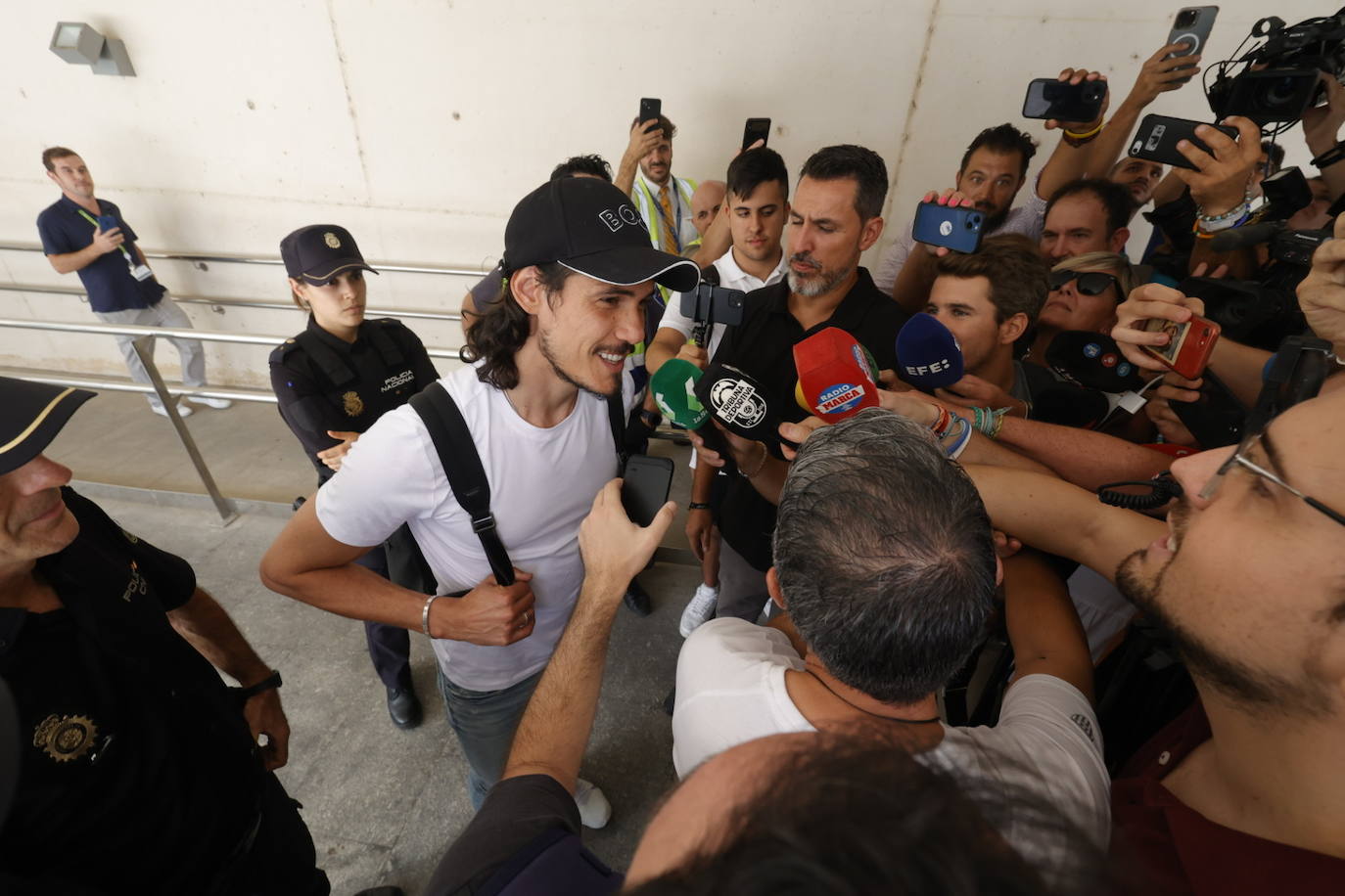 Cavani en su llegada al Aeropuerto de Manises