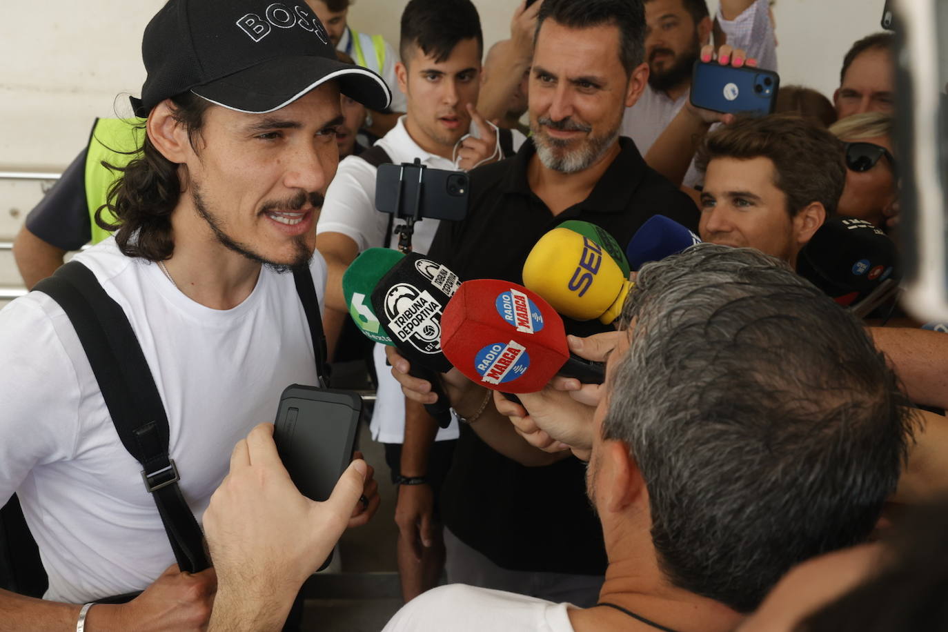 Cavani en su llegada al Aeropuerto de Manises