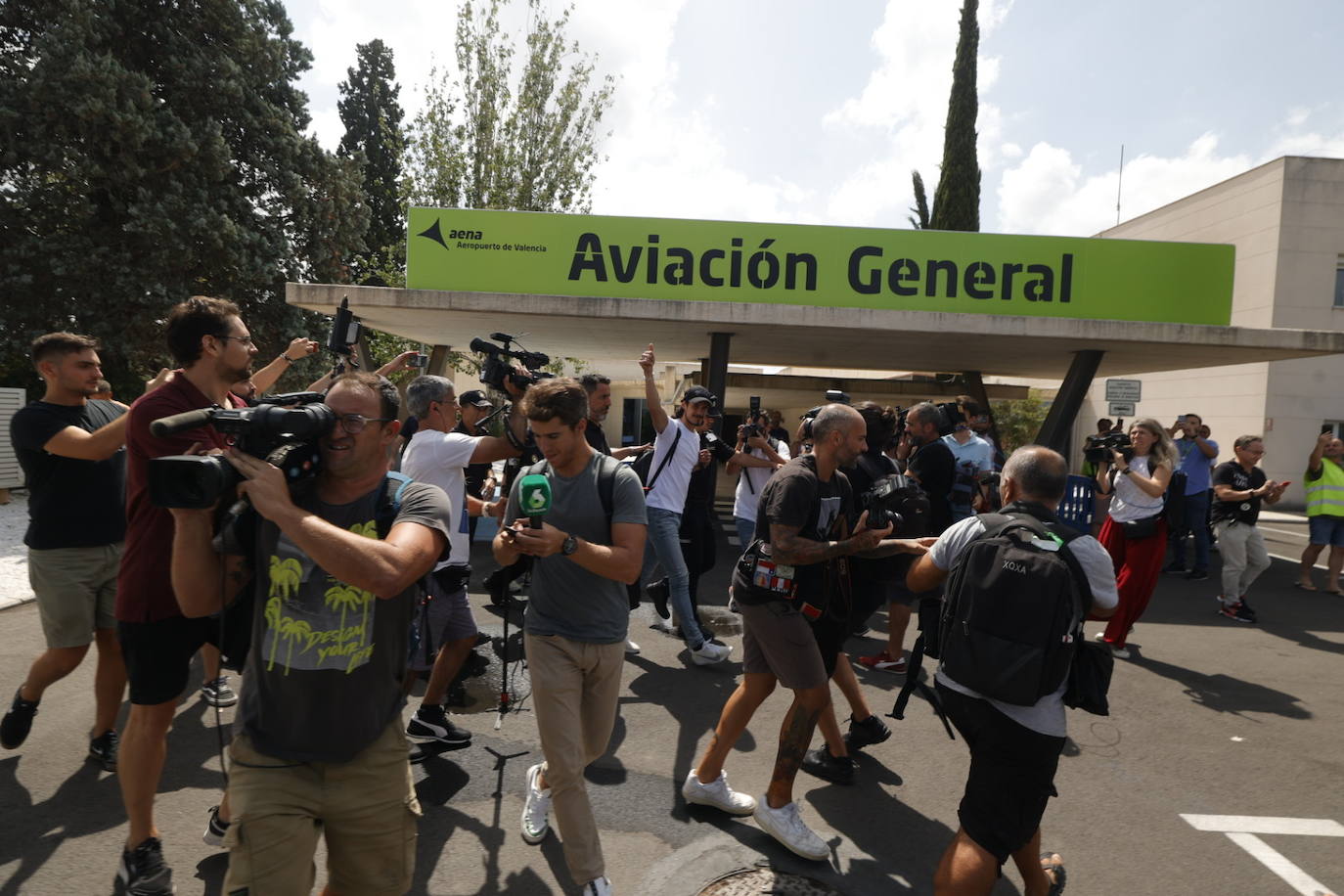 Cavani en su llegada al Aeropuerto de Manises