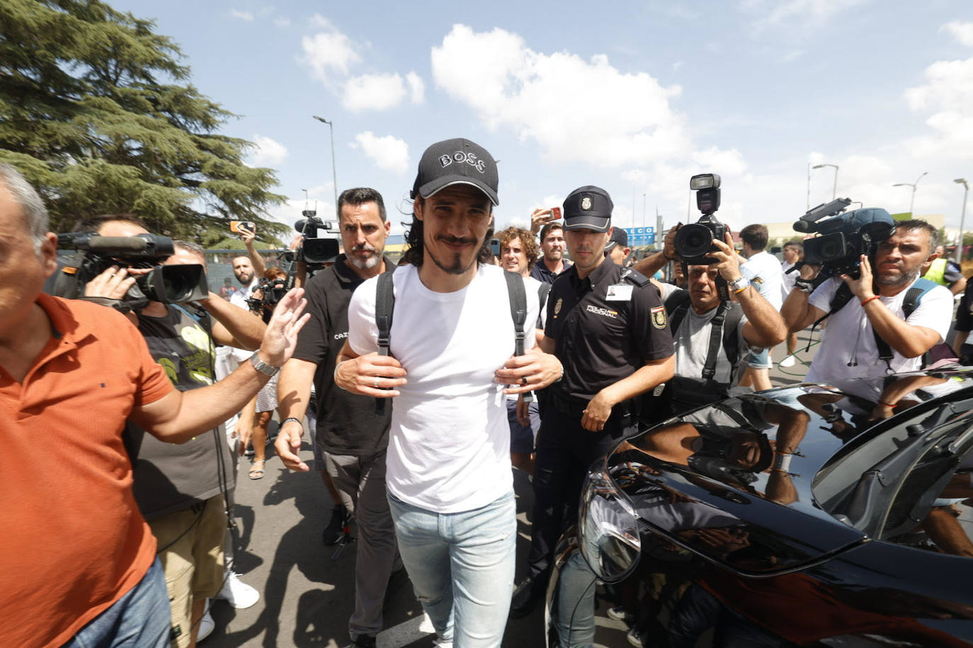 Cavani en su llegada al Aeropuerto de Manises