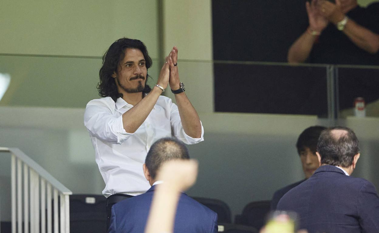 Cavani recibe su primera ovación en Mestalla después de hacerse oficial su fichaje por el Valencia. 