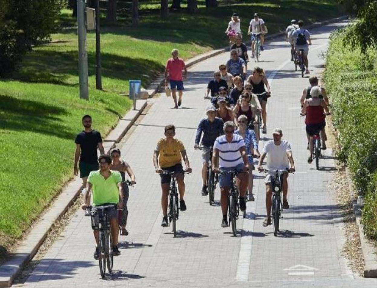 Aglomeración de ciclistas en el cauce. 