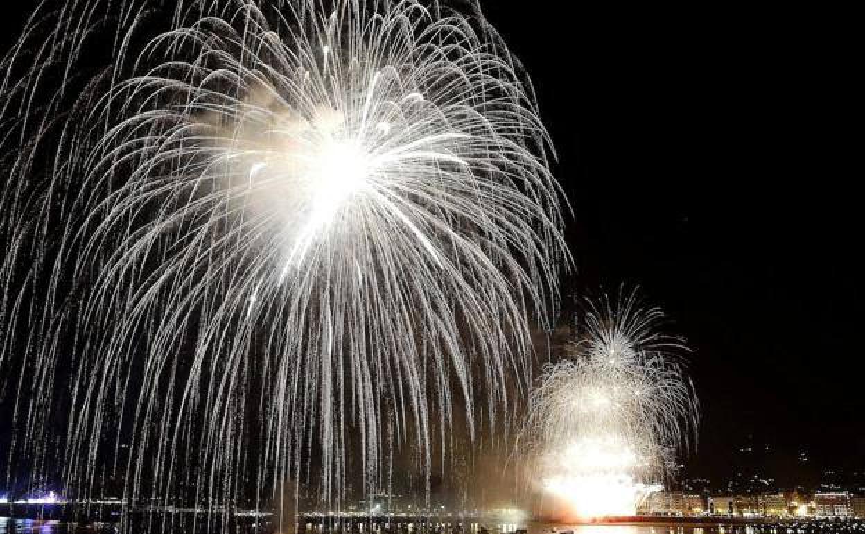 Espectáculo de fuegos artificiales de una Pirotecnia Valenciana, en una imagen de archivo.