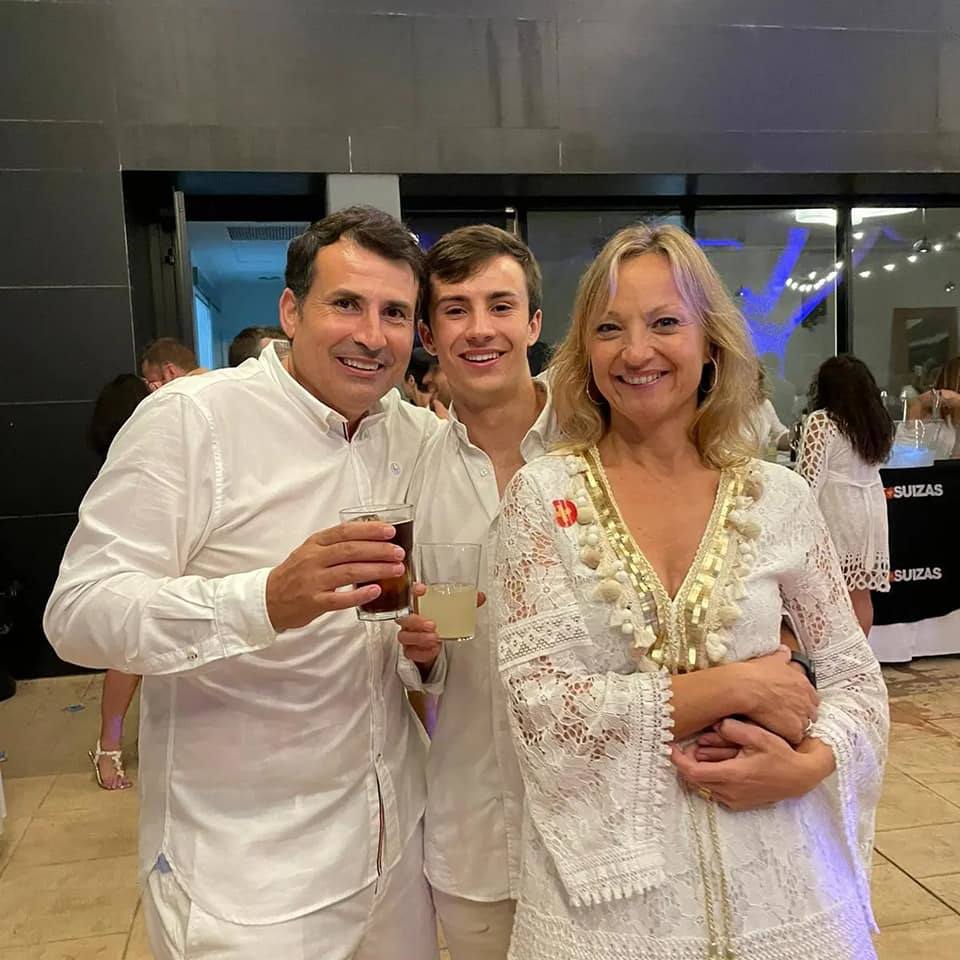 Pablo Ossorio en la fiesta blanca de bodegas Hispano Suizas con su hijo Mario y su mujer Raquel