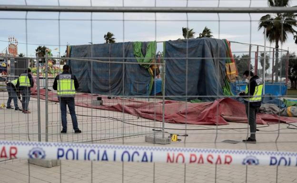 Agentes revisan la instalación en la que murieron dos niñas en enero. 