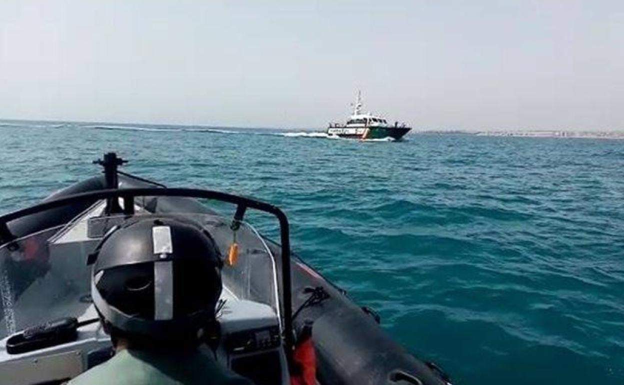 La Guardia Civil rastrea la costa de Torrevieja, este martes. 