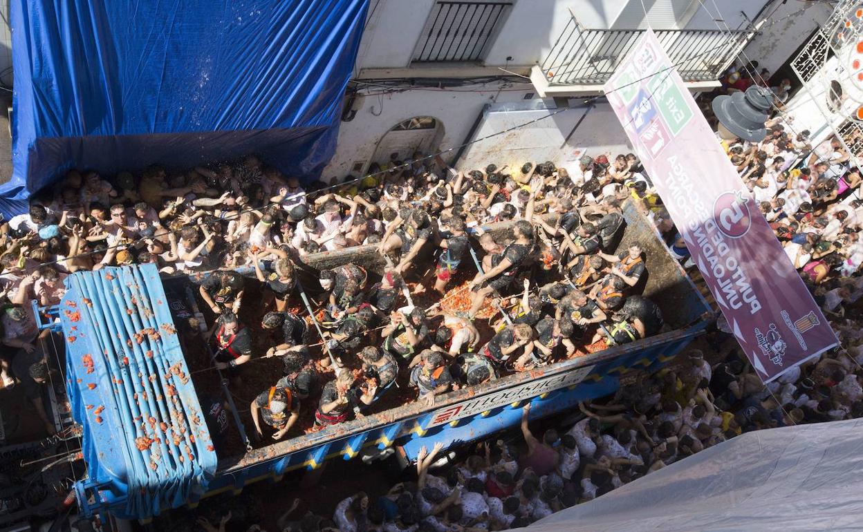 Uno de los camiones que transportan los tomates durante la Tomatina de 2019/