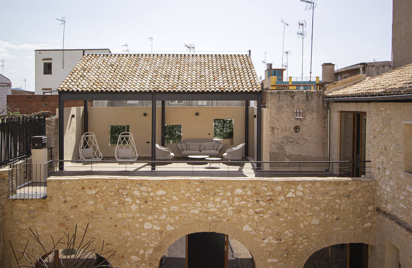 Vista de la terraza chill out, con la fachada recuperada.