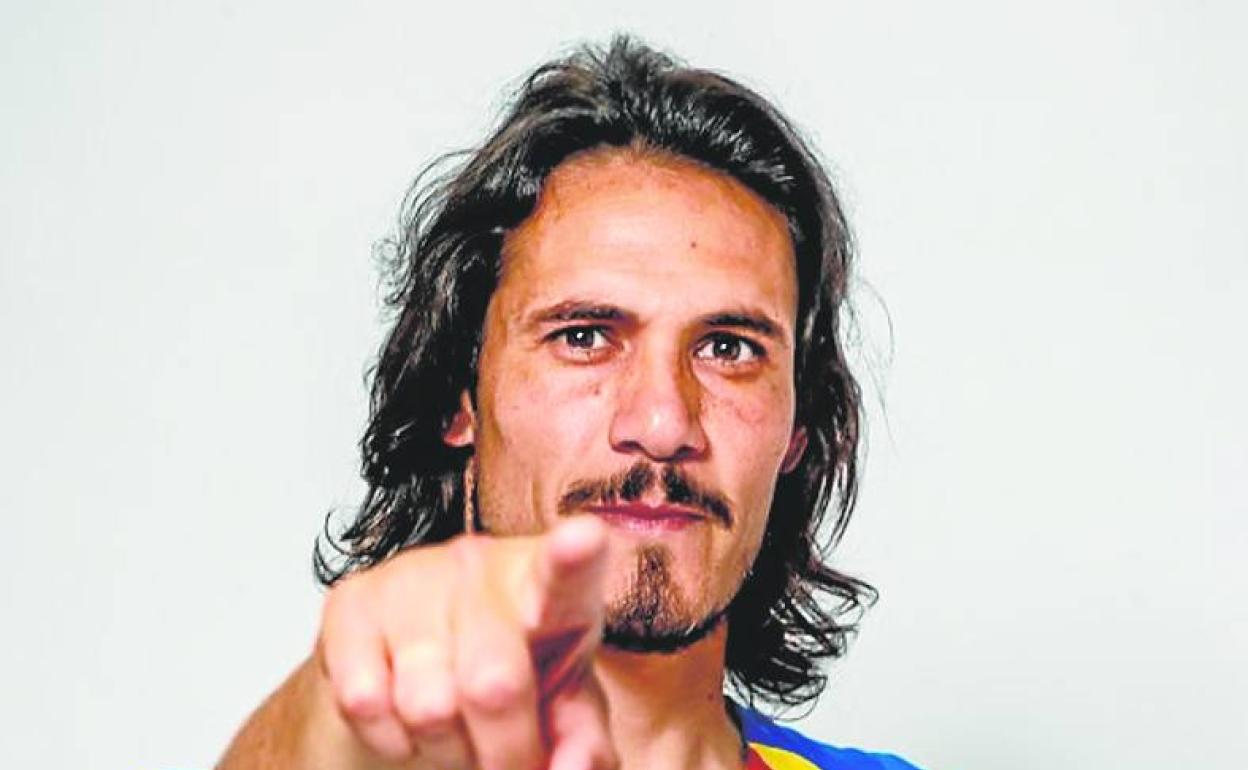 Cavani posa con la Senyera. 