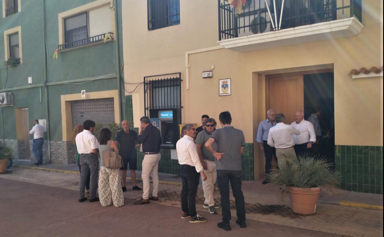 Acceso al ayuntamiento de la Vall d'Ebo, donde se ha habilitado una de las oficinas de respuesta a la emergencia. 