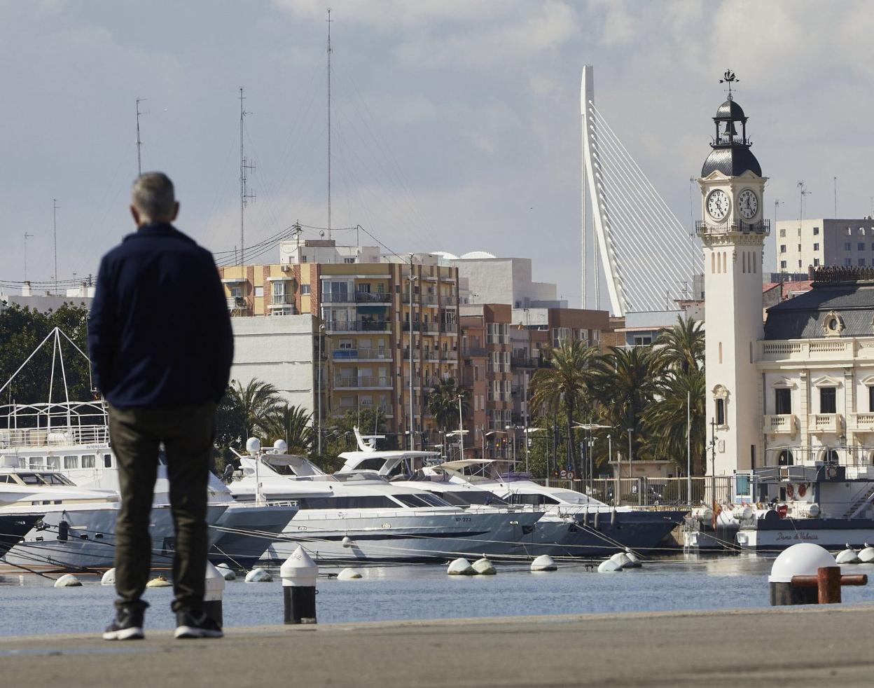 Un viandante contempla el pantalán de los megayates en la Marina. lp