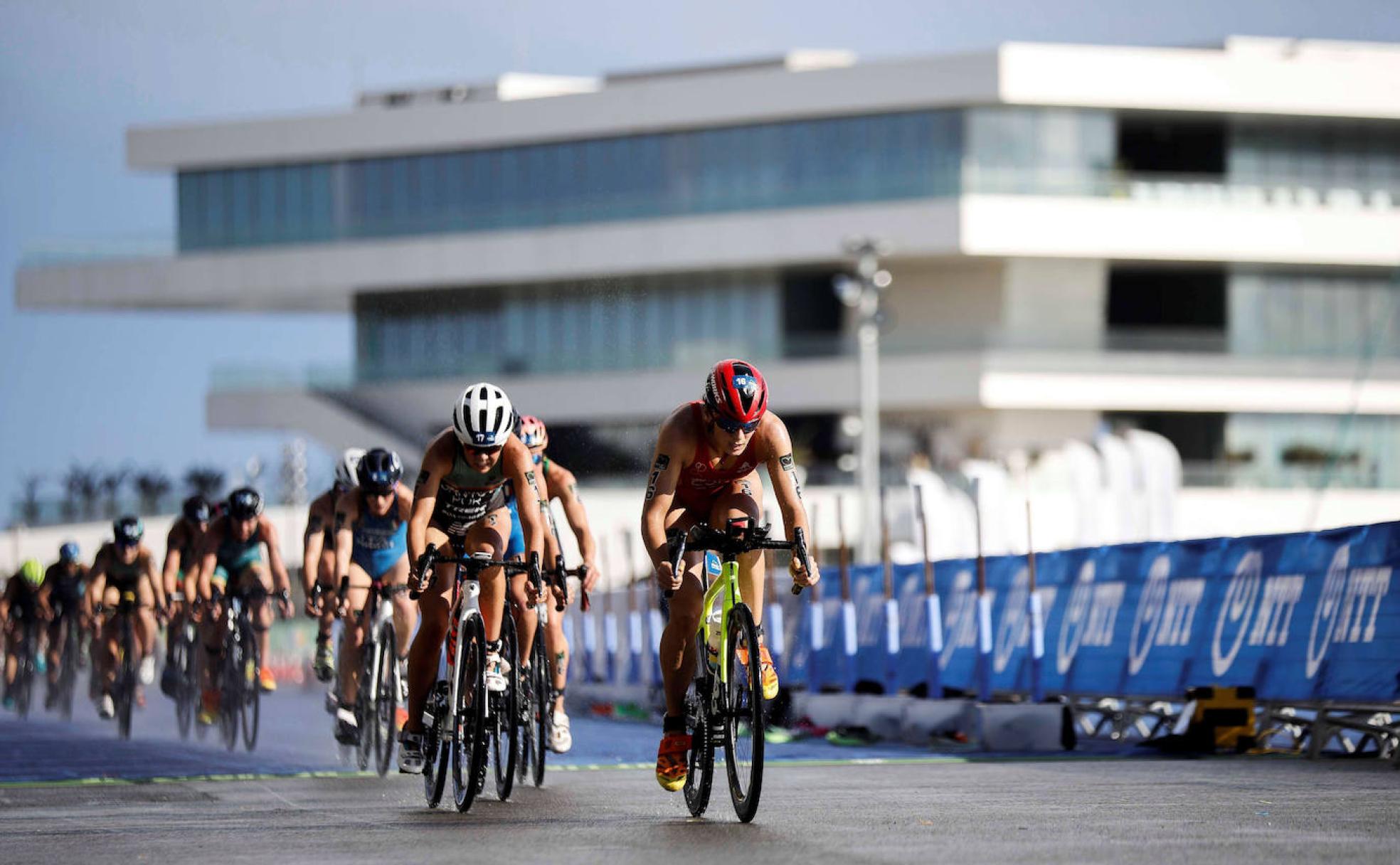 Participantes en el Triatlón Valencia a su paso por el edificio Veles e Vents. 