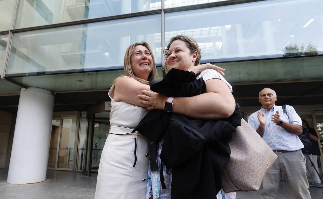 Marisol Burón junto a su abogada en la Ciudad de la Justicia cuando recibieron el veredicto del jurado