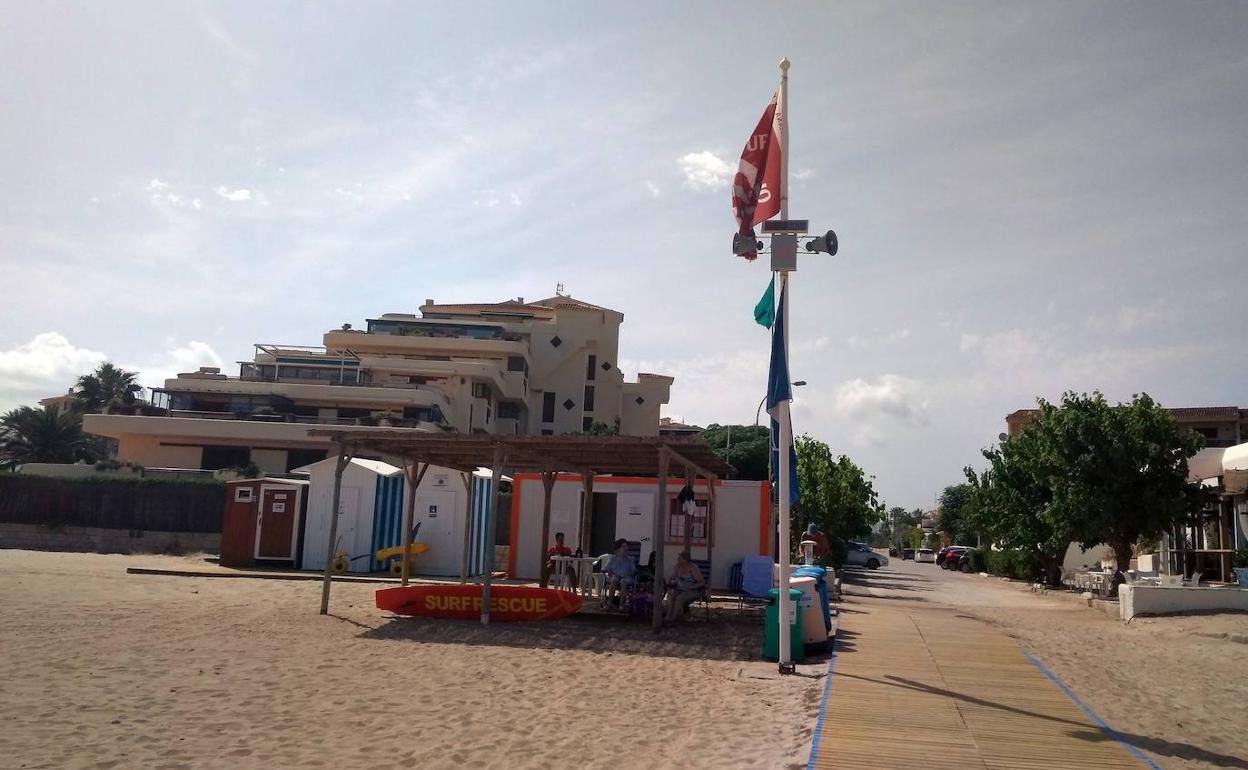 La megafonía instalada en la playa por la empresa que presta el servicio de socorrismo en Dénia. 