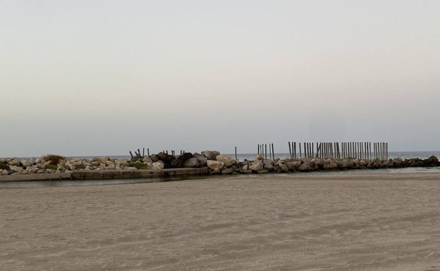 Zona protegida junto a la playa de El Perellonet. 