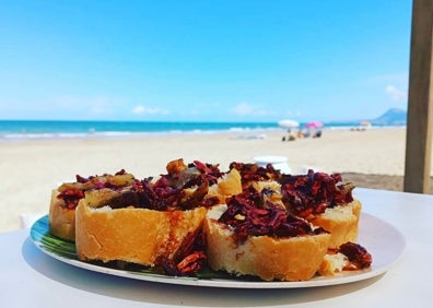 Imagen secundaria 1 - Terraza del local, unas tapas y acceso a la playa Rabdells. 