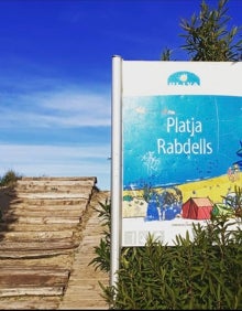 Imagen secundaria 2 - Terraza del local, unas tapas y acceso a la playa Rabdells. 