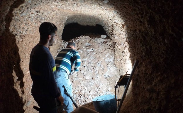 Labores de excavación en la cisterna. 