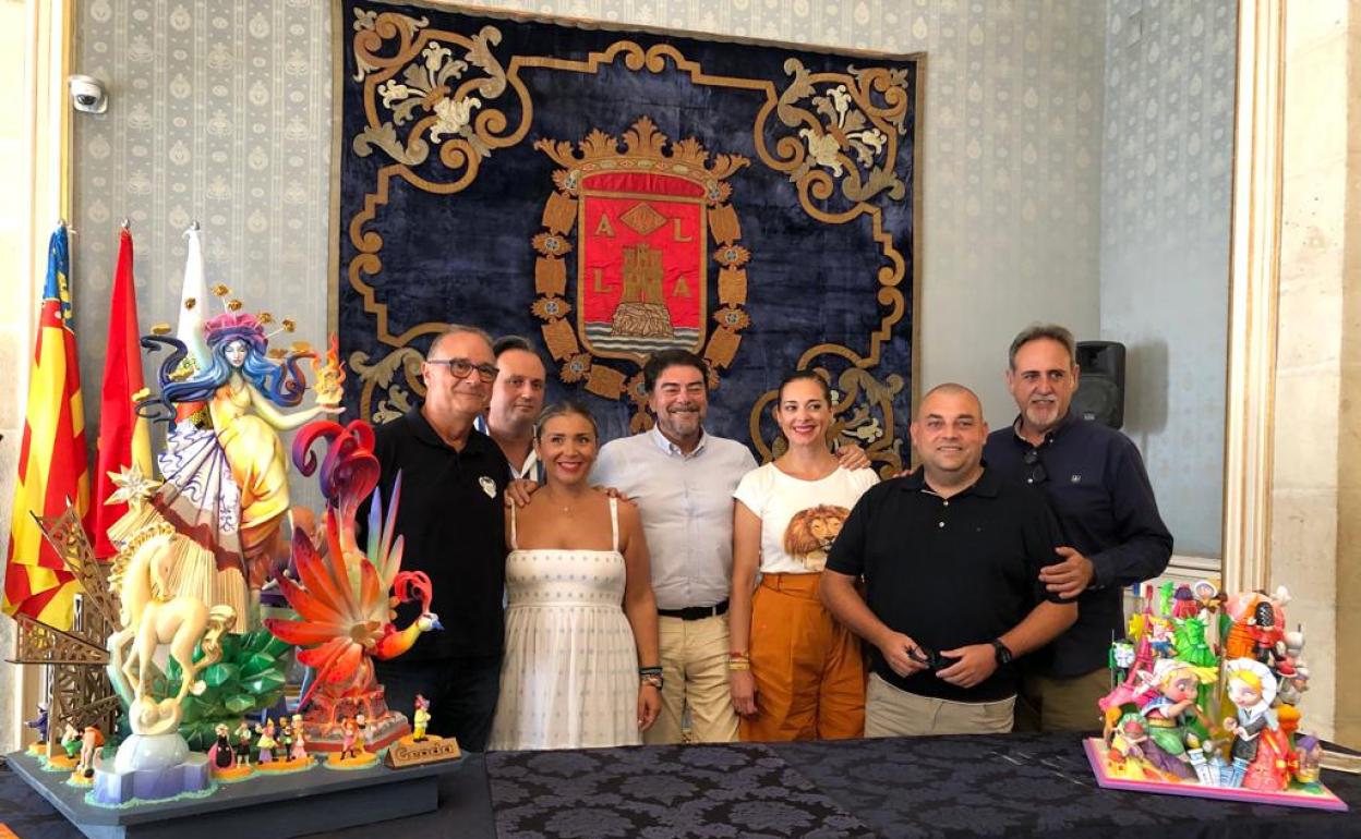 Los constructores posan con el alcalde, Luis Barcala, y la vicealcaldesa, Mari Carmen Sánchez, esta mañana. 