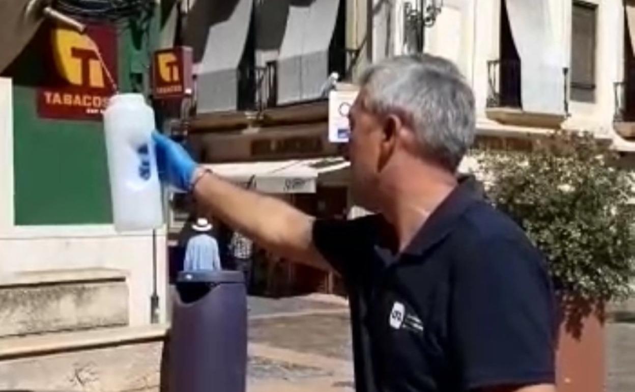 Momento de la toma de muestra por uno de los especialistas del laboratorio. 