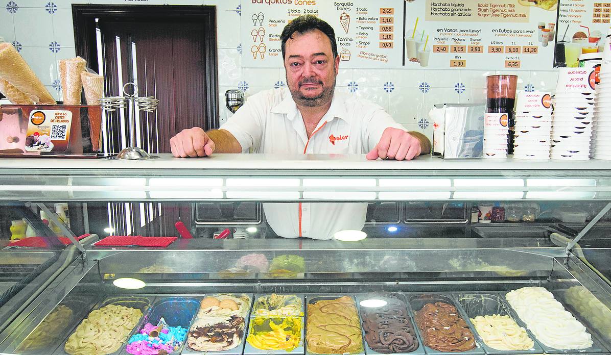 Luis Soler, gerente (junto a su hermano) de Helados y Turrones Soler, en el local de Ruzafa. 