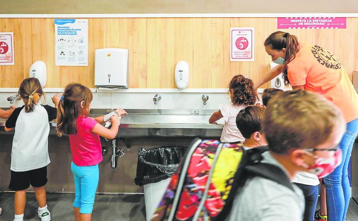 Alumnos lavándose las manos antes de entrar al comedor. 