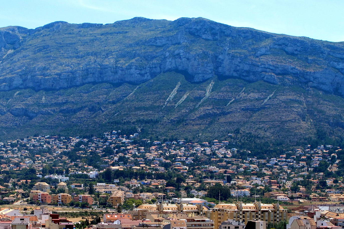 Viviendas en la zona del Montgó.