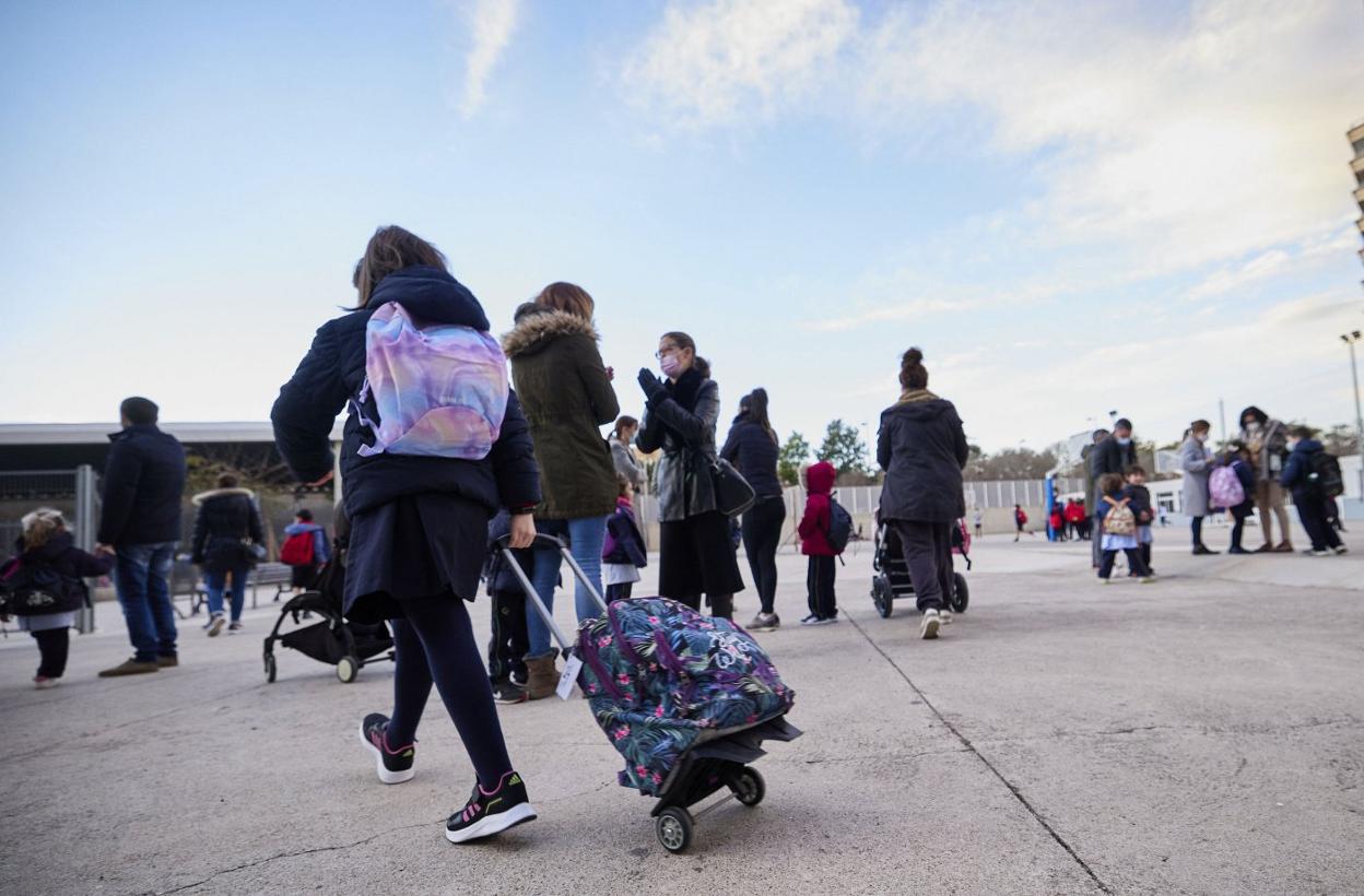 Unos alumnos se dirigen al centro escolar durante el curso pasado. Iván arlandis