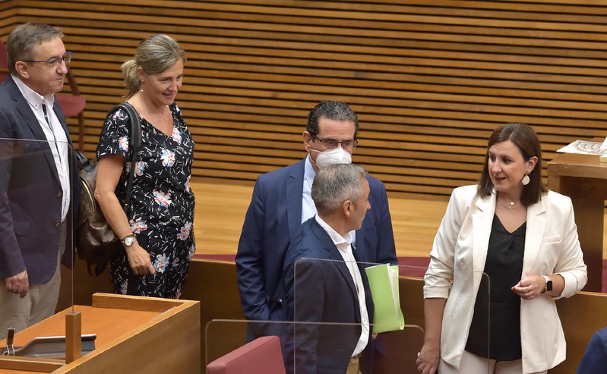 Diputados del PP en Les Corts, junto a la síndica popular, María José Catalá. 