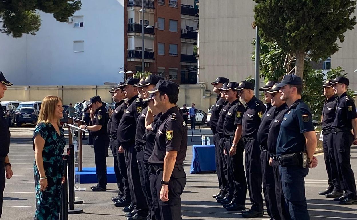 La delegada del Gobierno, Pilar Bernabé, sonríe en la toma de posesión del cargo de nuevos policías nacionales en Zapadores. 