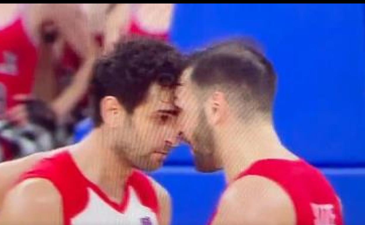 Momento del enfrentamiento en la cancha entre el el turco Korkmaz y el georgiano Sanadze. 