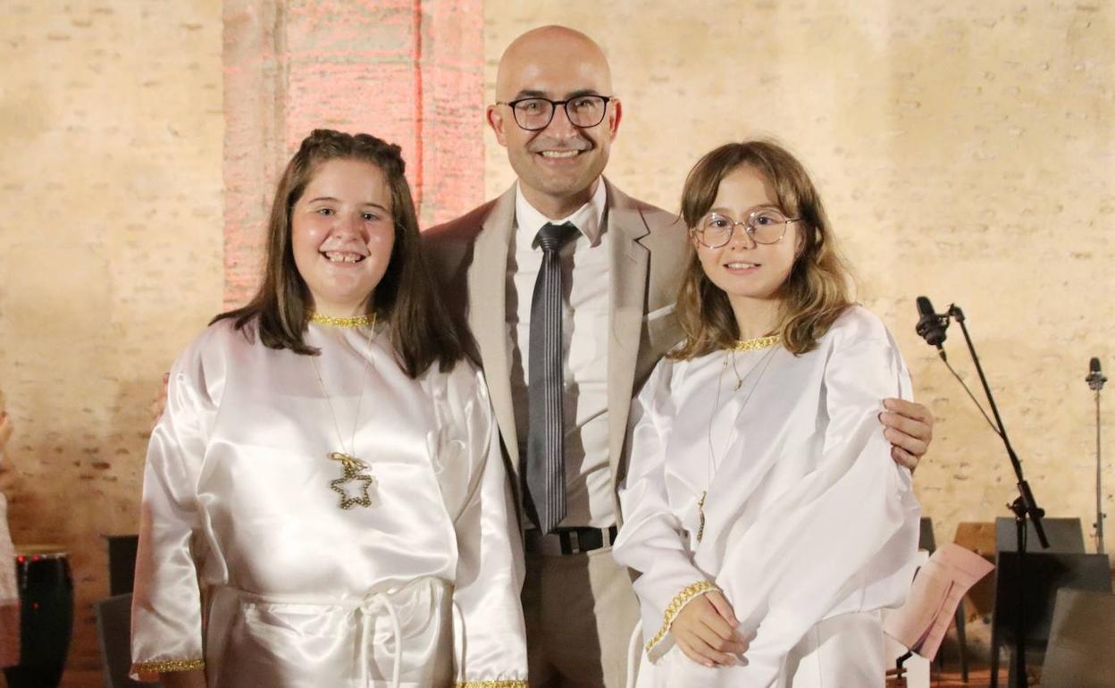 Las dos niñas con el alcalde, Toni Saura. 