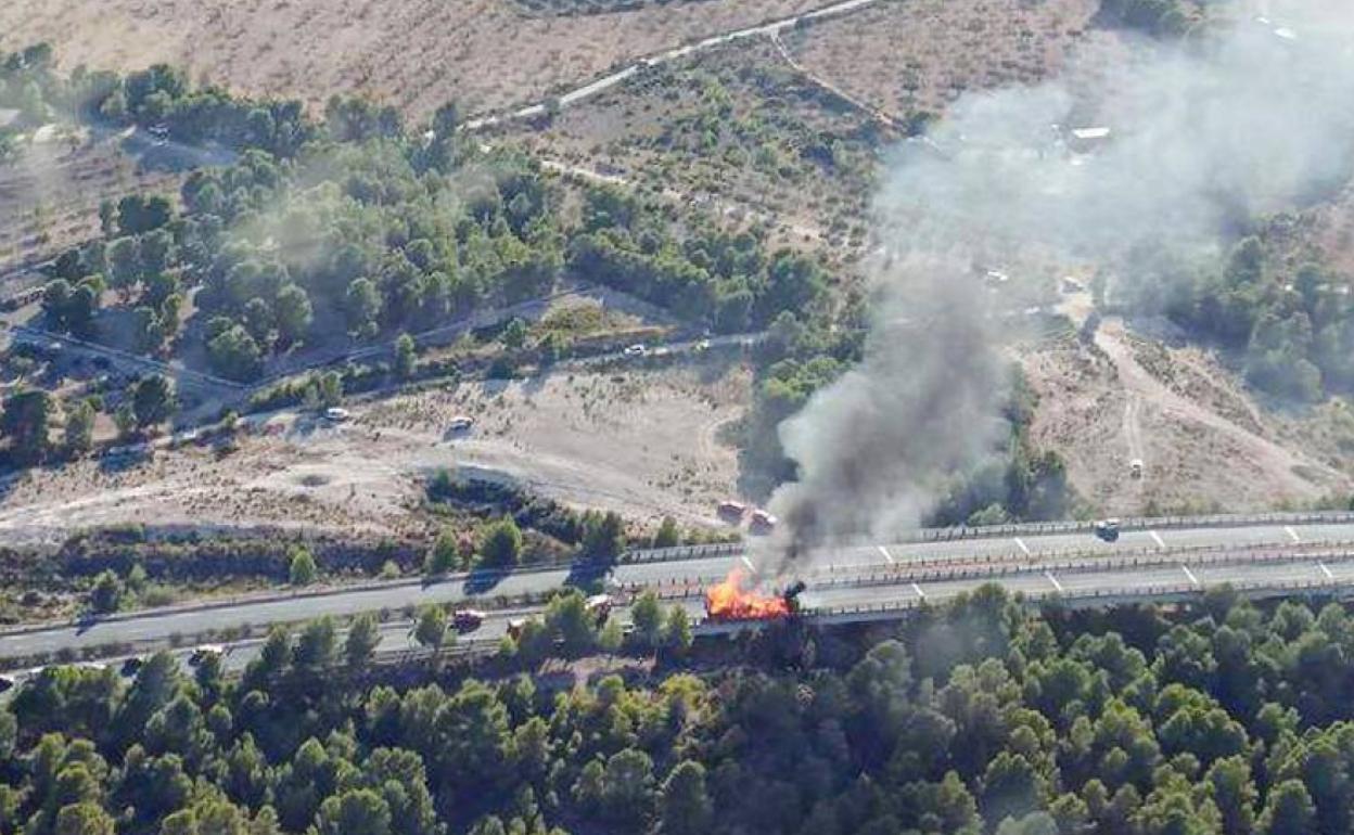 Imagen del vehículo en llamas, este lunes por la tarde en la A-7. 