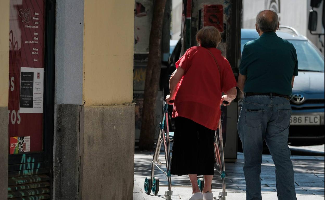 Dos pensionistas paseando