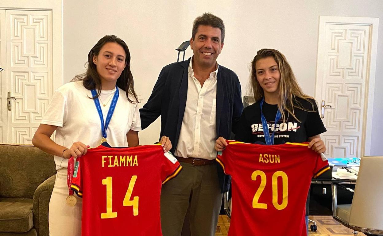 Fiamma Benítez y Asun Martínez  muestran sus camisetas junto a Carlos Mazón. 