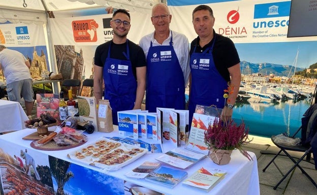 Leonardo Landa, Vicent Almela y el alcalde junto a los productos de la ciudad y de la Marina Alta. 