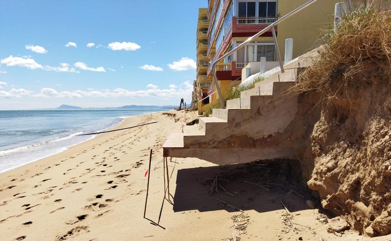 Estado en el que el temporal de abril de este año dejó los accesos a los edificios de la playa de Tavernes. 