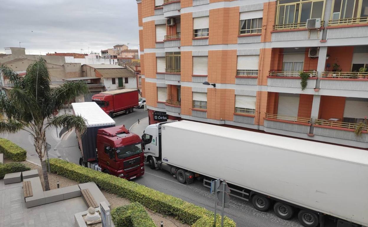 Dos camiones se cruzan en una calle de Vilamarxant. 